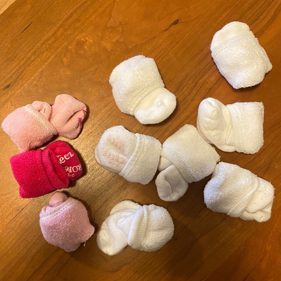 Lot of Nine Robeez and Gap Socks 0-6 - Picture 3 of 4